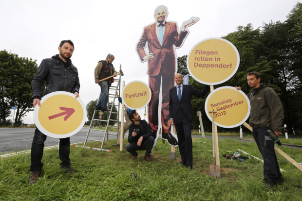 Aufbau und Vorbereitung fÃ¼r die Aktion „Fliegen retten in Deppendorf“ bei Bielefeld. Das Schweizer Aktionsduo „Sonderaufgaben“ bestehend aus Frank und Patrik Riklin haben fÃ¼r den Unternehmer Dr. Hans -Dietrich Reckhaus das Event geplant.