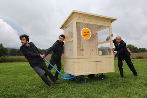 Aufbau und Vorbereitung fÃ¼r die Aktion „Fliegen retten in Deppendorf“ bei Bielefeld. Das Schweizer Aktionsduo „Sonderaufgaben“ bestehend aus Frank und Patrik Riklin haben fÃ¼r den Unternehmer Dr. Hans -Dietrich Reckhaus das Event geplant.