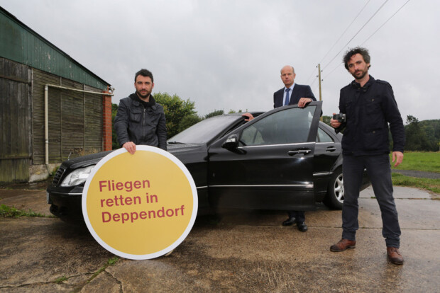 Aufbau und Vorbereitung fÃ¼r die Aktion „Fliegen retten in Deppendorf“ bei Bielefeld. Das Schweizer Aktionsduo „Sonderaufgaben“ bestehend aus Frank und Patrik Riklin haben fÃ¼r den Unternehmer Dr. Hans -Dietrich Reckhaus das Event geplant.