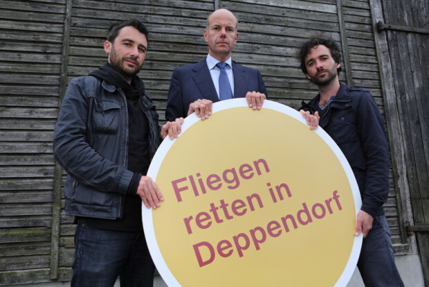 Aufbau und Vorbereitung fÃ¼r die Aktion „Fliegen retten in Deppendorf“ bei Bielefeld. Das Schweizer Aktionsduo „Sonderaufgaben“ bestehend aus Frank und Patrik Riklin haben fÃ¼r den Unternehmer Dr. Hans -Dietrich Reckhaus das Event geplant.