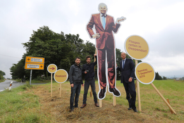 Aufbau und Vorbereitung fÃ¼r die Aktion „Fliegen retten in Deppendorf“ bei Bielefeld. Das Schweizer Aktionsduo „Sonderaufgaben“ bestehend aus Frank und Patrik Riklin haben fÃ¼r den Unternehmer Dr. Hans -Dietrich Reckhaus das Event geplant.