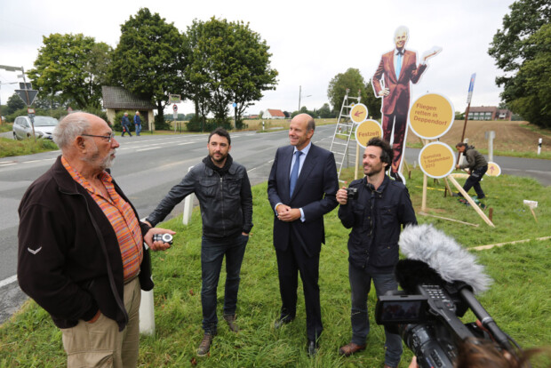 Aufbau und Vorbereitung fÃ¼r die Aktion „Fliegen retten in Deppendorf“ bei Bielefeld. Das Schweizer Aktionsduo „Sonderaufgaben“ bestehend aus Frank und Patrik Riklin haben fÃ¼r den Unternehmer Dr. Hans -Dietrich Reckhaus das Event geplant.