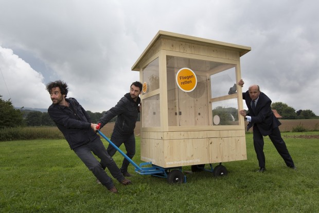 Aufbau und Vorbereitung für die Aktion „Fliegen retten in Deppendorf“ bei Bielefeld. Das Schweizer Aktionsduo „Sonderaufgaben“ bestehend aus Frank und Patrik Riklin haben für den Unternehmer Dr. Hans -Dietrich Reckhaus das Event geplant.  v.l.n.r. Patri