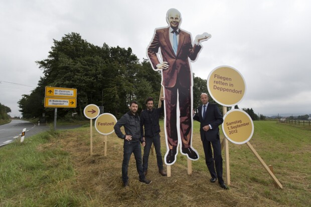 Aufbau und Vorbereitung fÃ¼r die Aktion „Fliegen retten in Deppendorf“ bei Bielefeld. Das Schweizer Aktionsduo „Sonderaufgaben“ bestehend aus Frank und Patrik Riklin haben fÃ¼r den Unternehmer Dr. Hans -Dietrich Reckhaus das Event geplant.  v.l.n.r. Frank