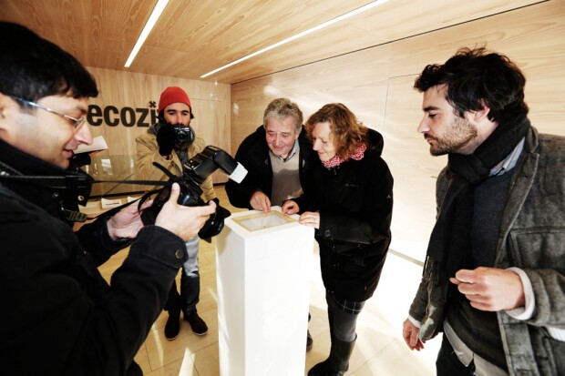 Enthllung der ersten Insekten Ausgleichsflche der Welt. Teil der Aktion „Fliegen retten“ fr die Firma Reckhaus in Bielefeld. Auf dem Dach der Firma Reckhaus sind 200 Quadratmeter Ausgleichsflche geschaffen worden.Das schweizer Knstlerduo „Atelier fr Sonderaufgaben“ Frank und Patrik Riklin haben die Aktion initiiert.